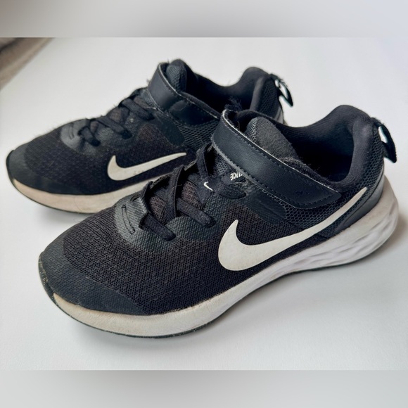 Nike Kids Black & White Sneakers - Picture 11 of 13